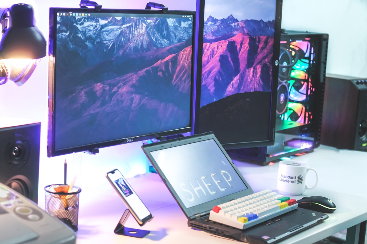 듀얼 모니터에 복잡한 데이터 차트와 코드가 띄워져 있고 한쪽 화면에는 AI 이력서 툴이 실행 중인 개발자의 책상