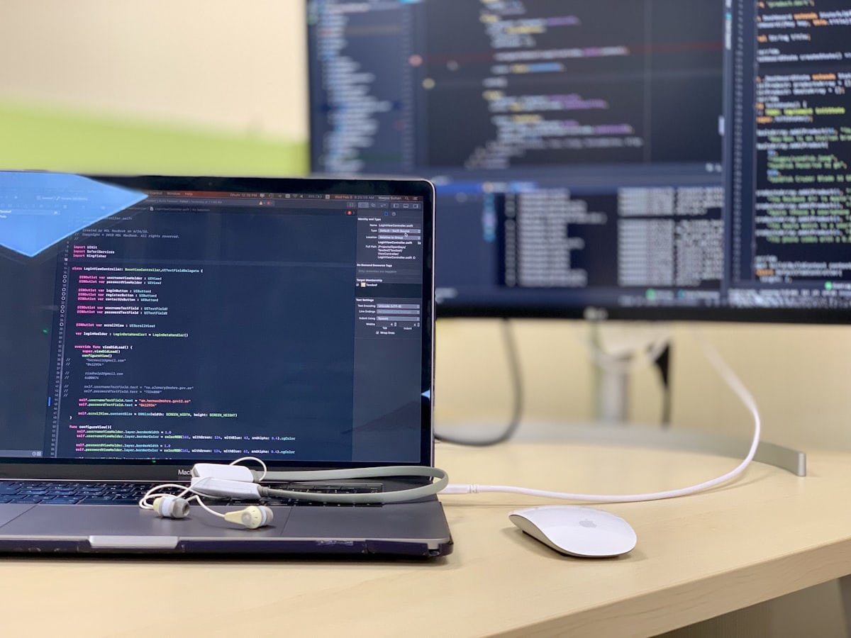 듀얼 모니터 앞에 앉은 기획자가 왼쪽 화면에는 복잡한 엑셀 시트를, 오른쪽 화면에는 캔바의 디자인 레이아웃을 띄워놓고 데이터 연동 작업을 수행하는 고해상도 장면