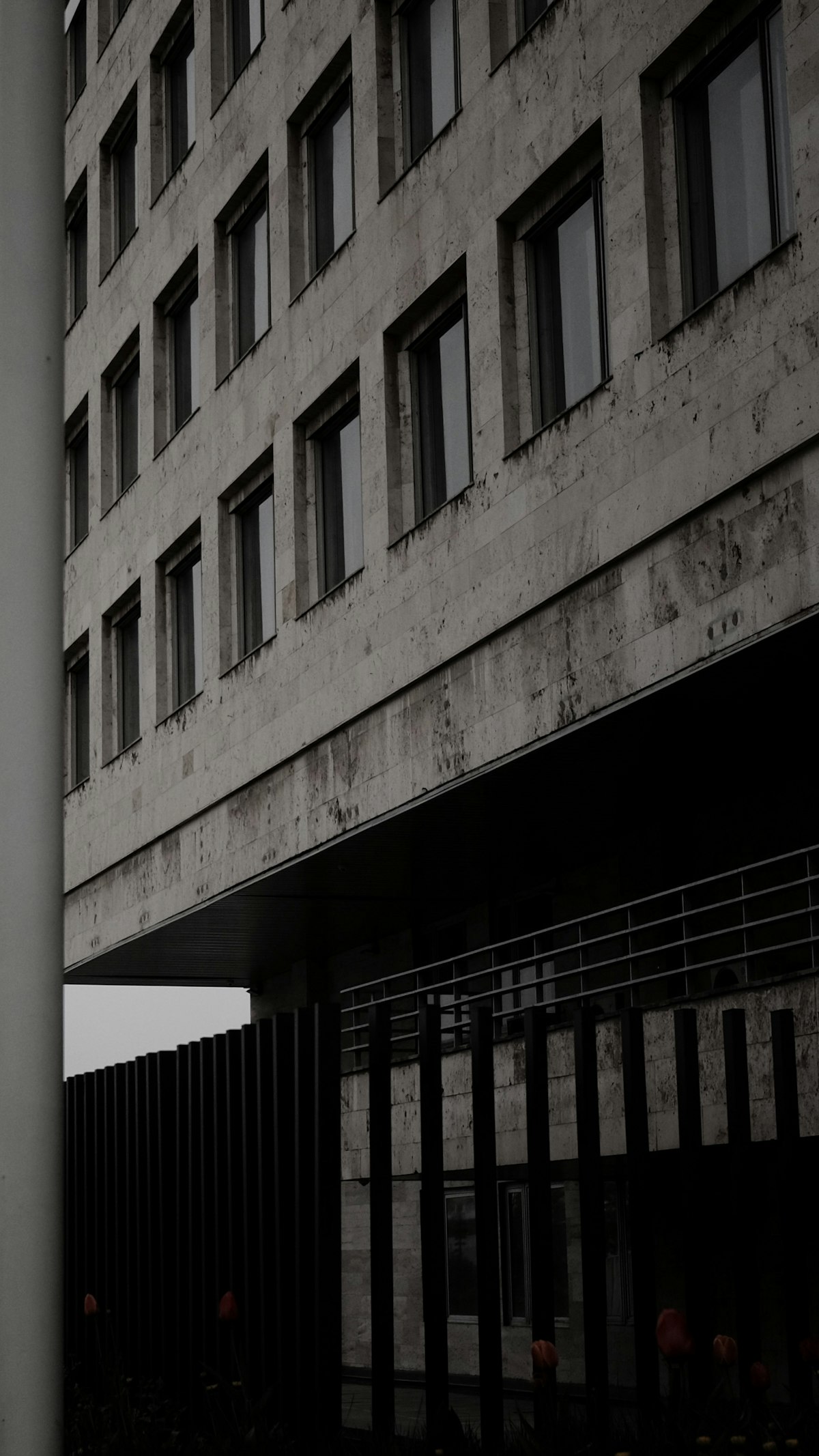 책상 위에 놓인 맥북 화면에 복잡한 법률 조항들이 띄워져 있고 그 옆에 안경과 커피 잔이 놓여 있는 정적인 사무 공간