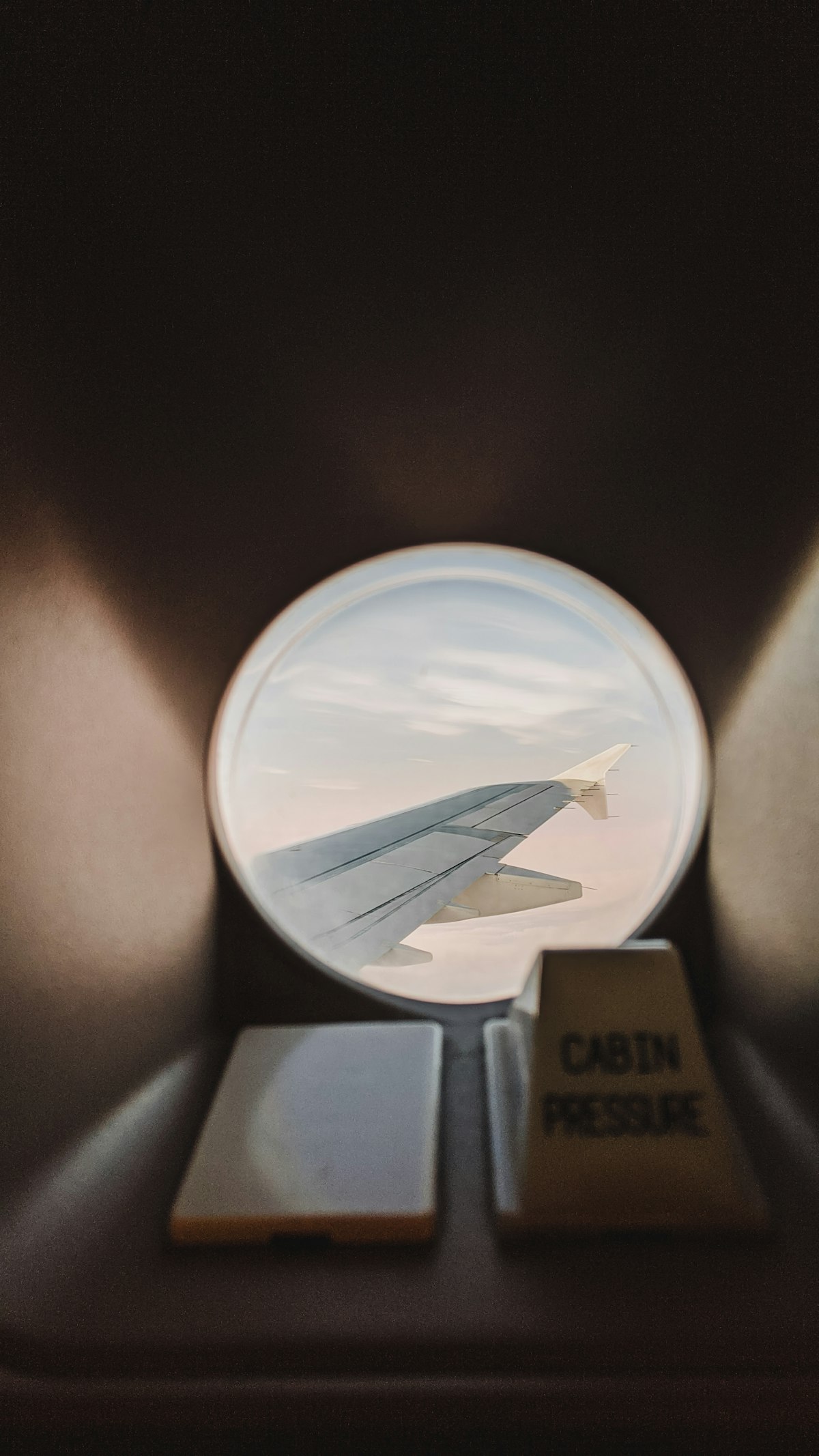 비행기 기내 좌석에서 태블릿 PC를 이용해 오프라인으로 저장된 애니메이션을 시청 중인 여행객