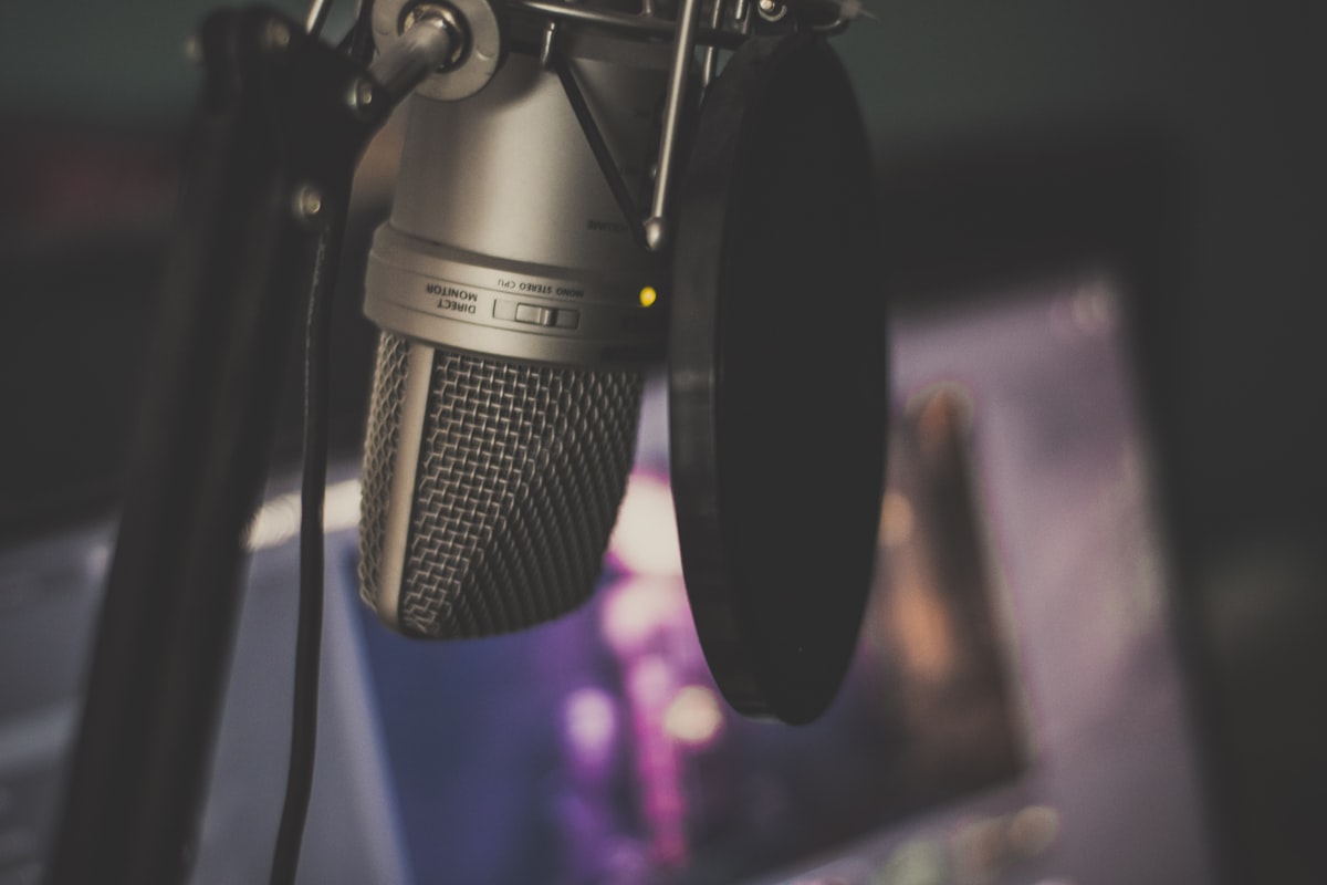 태블릿과 스마트폰 등 여러 기기에서 동시에 스트리밍 서비스 목록을 탐색하며 최적의 가격을 비교하는 모습