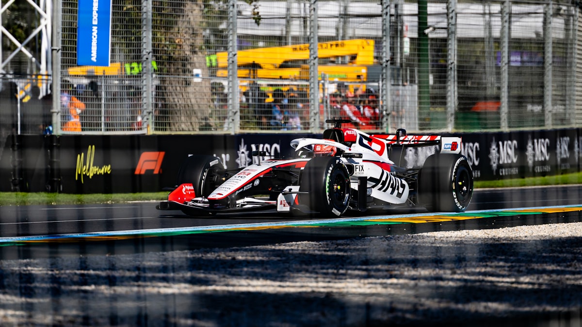 서킷의 고속 코너를 통과하는 포뮬러 원 머신의 온보드 카메라 화면이 출력되는 고해상도 태블릿 화면