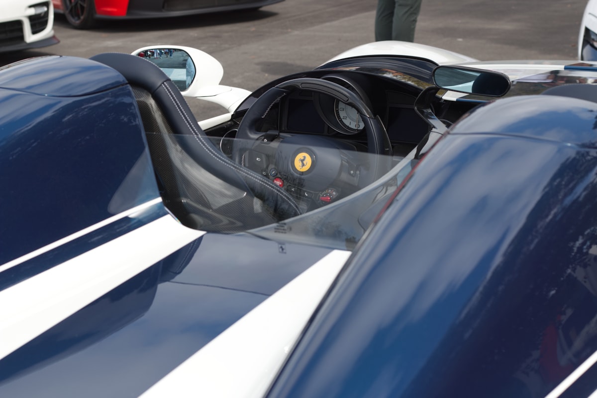 레이싱 시뮬레이터 장비 앞에 놓인 여러 대의 태블릿이 실시간 F1 텔레메트리 데이터를 표시하고 있는 모습