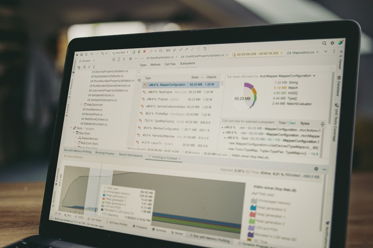 현대적인 오피스에서 카페인을 섭취하며 아이패드와 노트북을 동시에 활용해 데이터를 시각화하는 전문가의 작업 공간