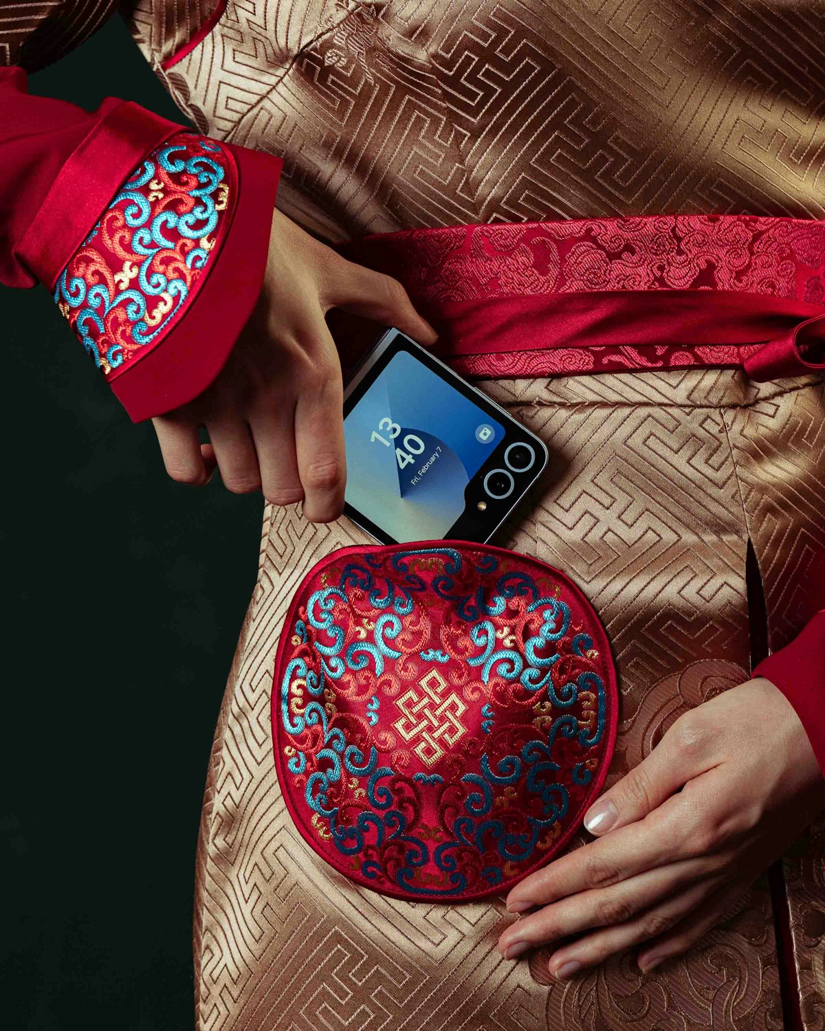 카페 테이블 위에 놓인 내일배움카드와 최신형 노트북 그리고 아이스 아메리카노 한 잔