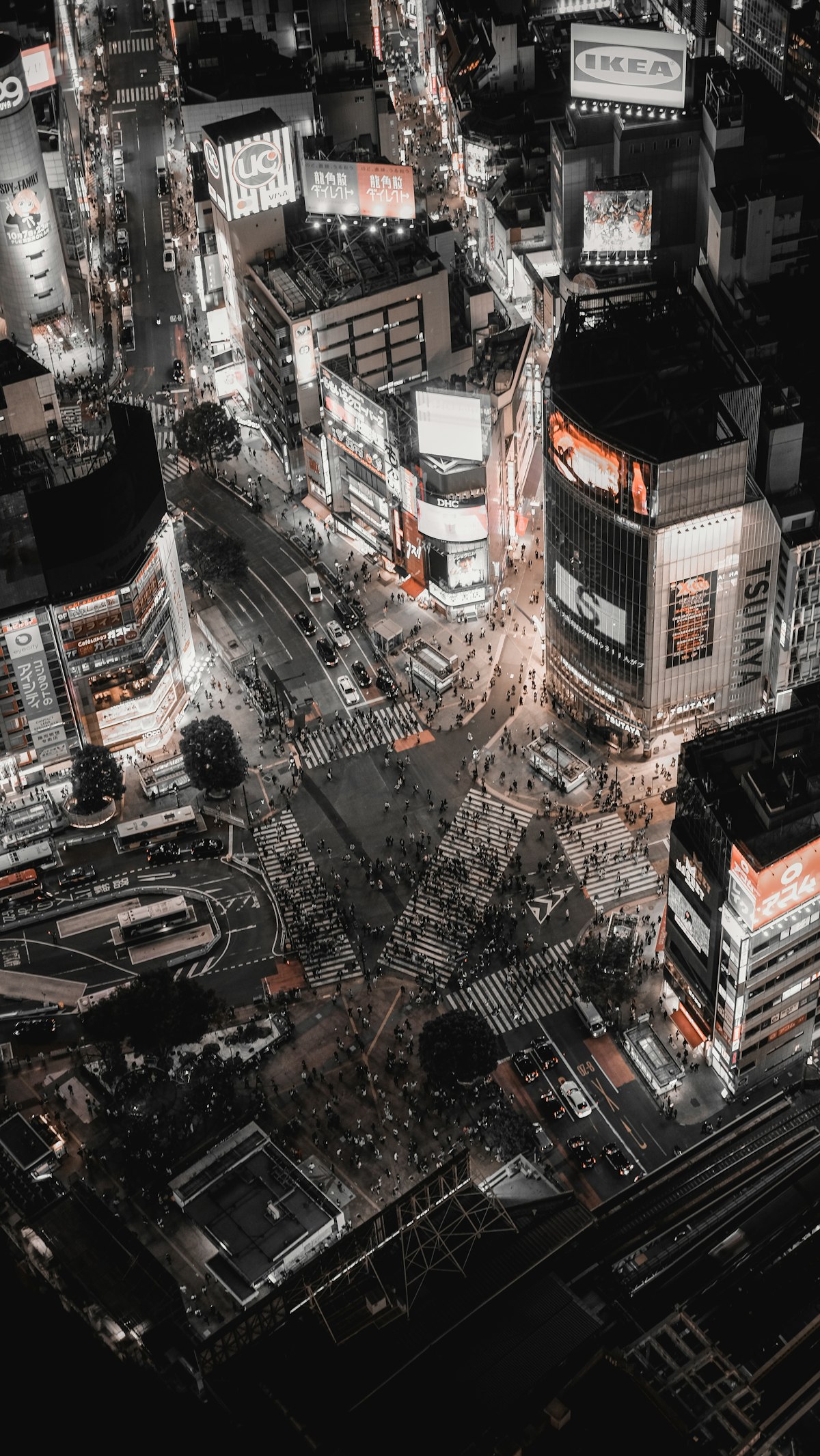 도쿄 시부야 스카이 전망대에서 노을을 배경으로 스마트폰의 KKday 앱 바코드를 스캔할 준비를 하는 여행자