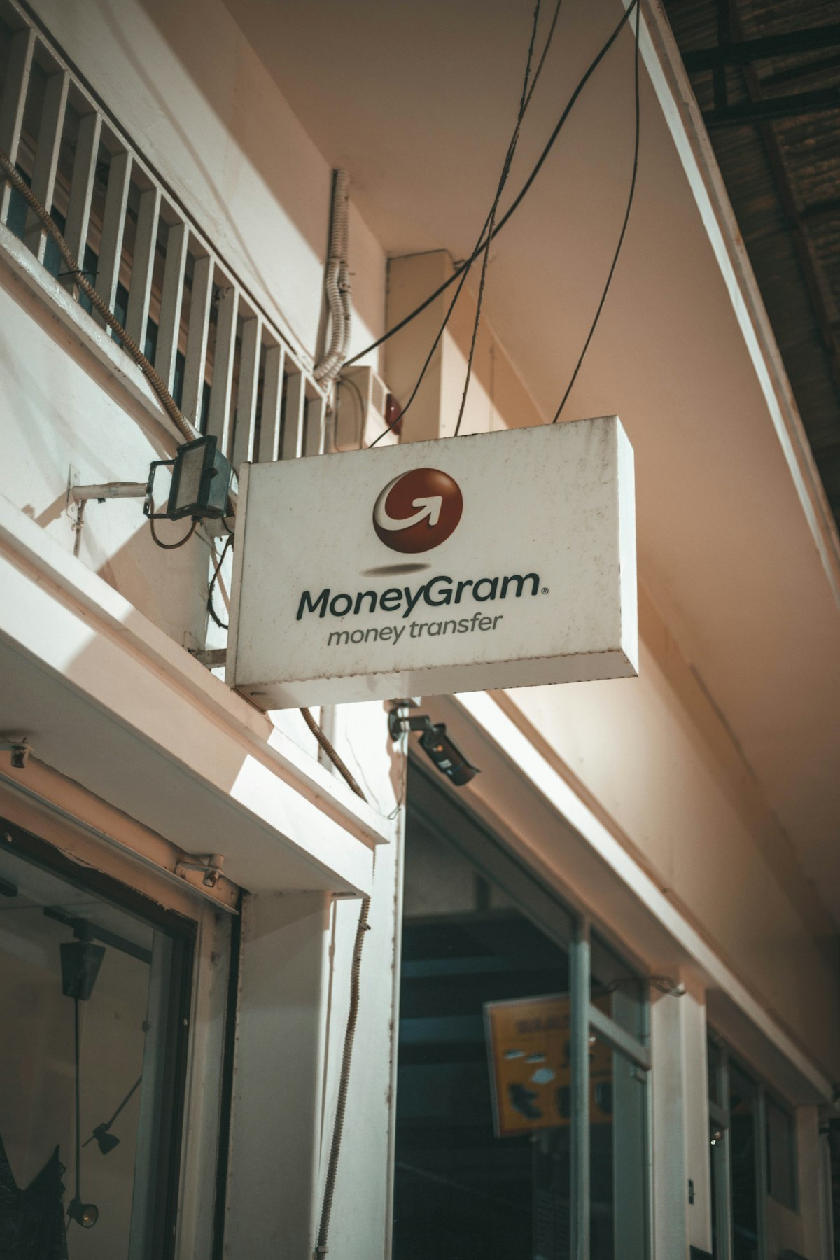 스마트폰 화면에 가득 찬 미디엄 앱의 달러 수익 정산 알림과 카페 테이블 위의 커피 한 잔