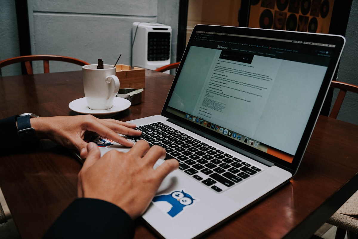 어두운 조명 아래 책상 위에서 노드패스 설정 화면이 켜진 노트북과 그 옆에 놓인 안경