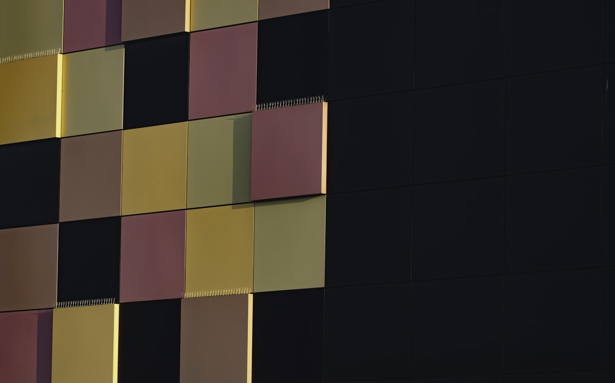 어두운 방 안에서 서버 랙의 파란색 LED 조명이 빛나며 고속 데이터 전송이 이루어지는 데이터 센터의 풍경