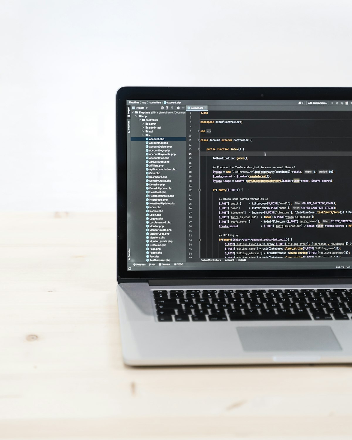 노트북 앞에 앉아 집중하며 엑셀 수식 입력줄에 파이썬 코드를 작성하고 있는 전문가의 손