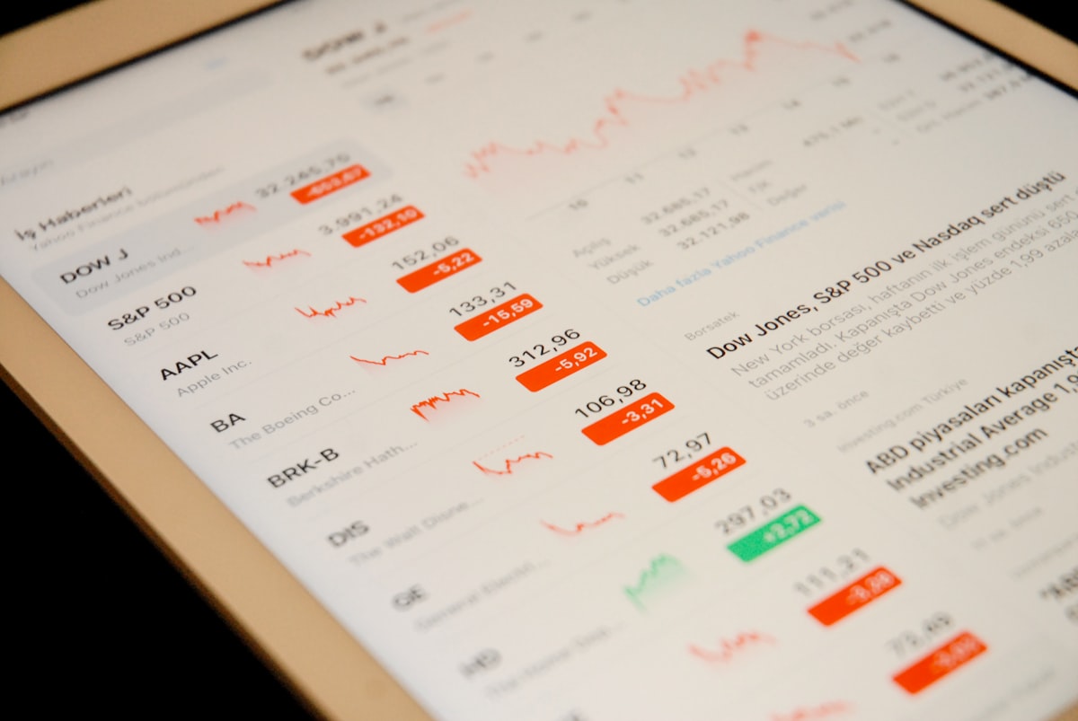 카페에서 태블릿 PC를 이용해 재무 그래프와 인공지능 요약 리포트를 검토하고 있는 모습