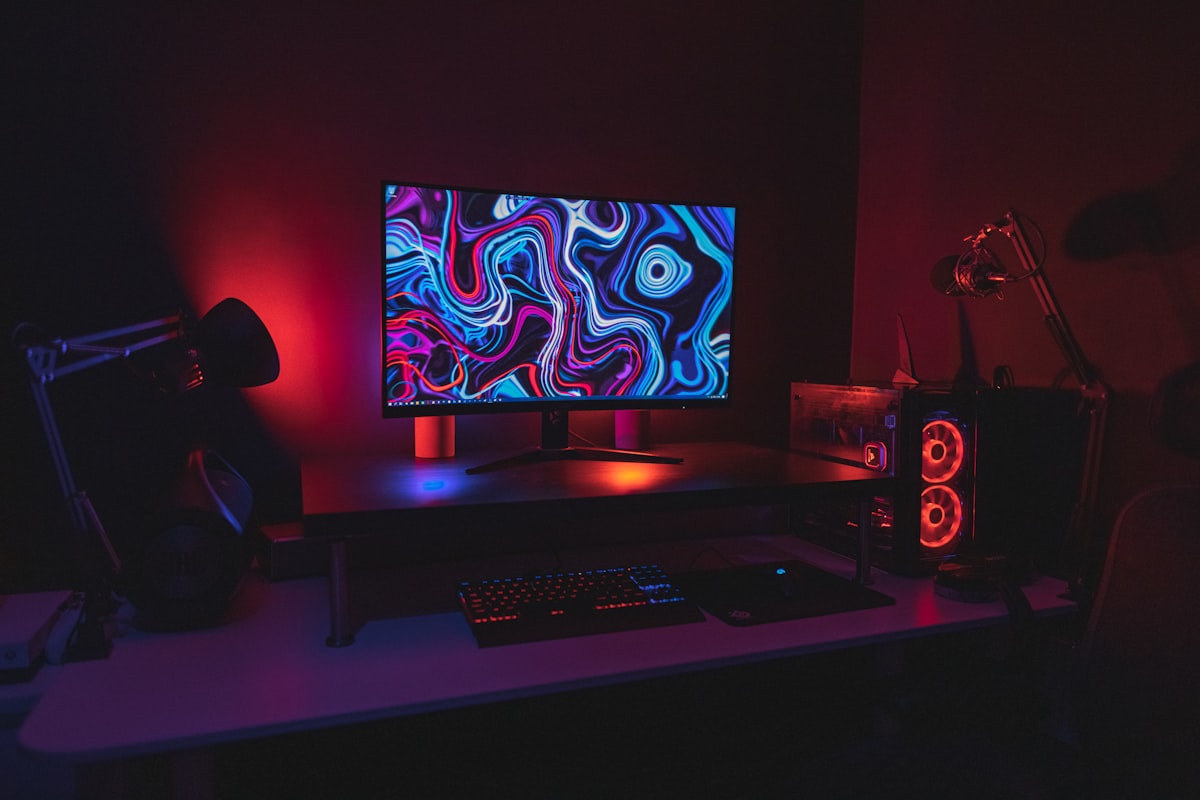 어두운 방 안에서 게이밍 데스크탑의 화려한 RGB 조명이 비치는 가운데 게이머가 스팀 타임라인 마커를 편집하고 있는 모습