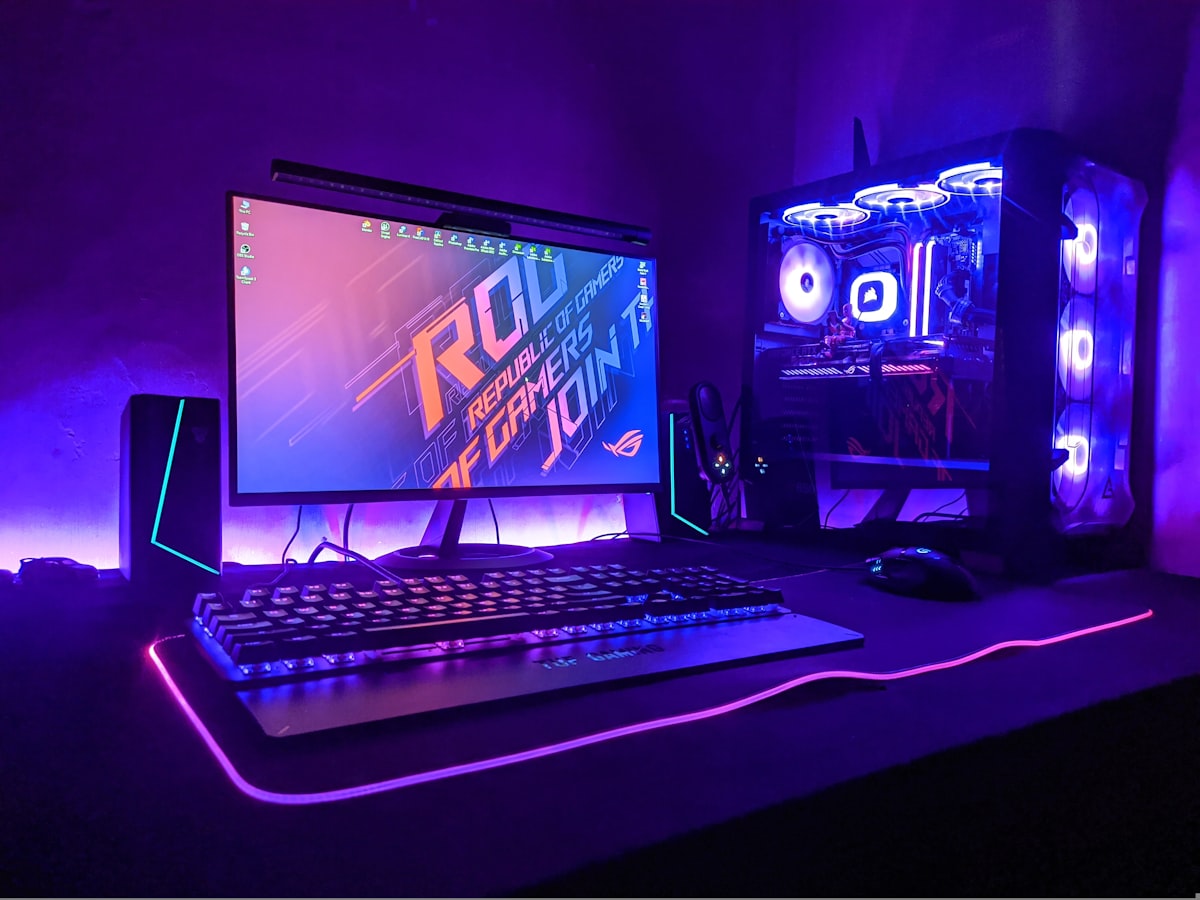어두운 방 안에서 강력한 게이밍 PC 본체의 RGB 조명이 빛나는 모습