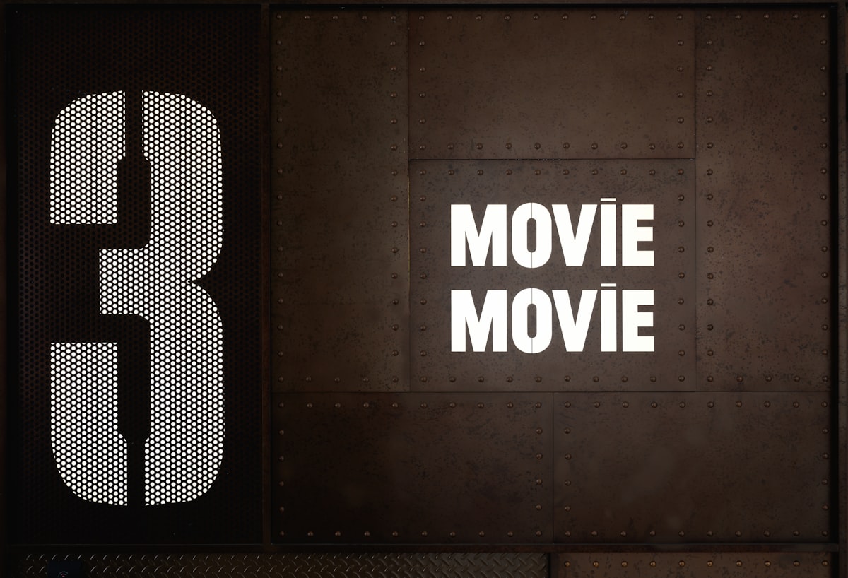 스마트폰 화면 가득 빼곡하게 채워진 영화 포스터들과 각기 다른 별점 점수들이 나열된 왓챠피디아 인터페이스