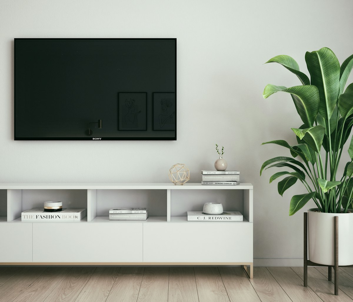 밝은 현대적인 거실에서 대형 4K TV 화면 속에 과거의 예능 프로그램이 아주 선명한 화질로 재생되고 있는 모습